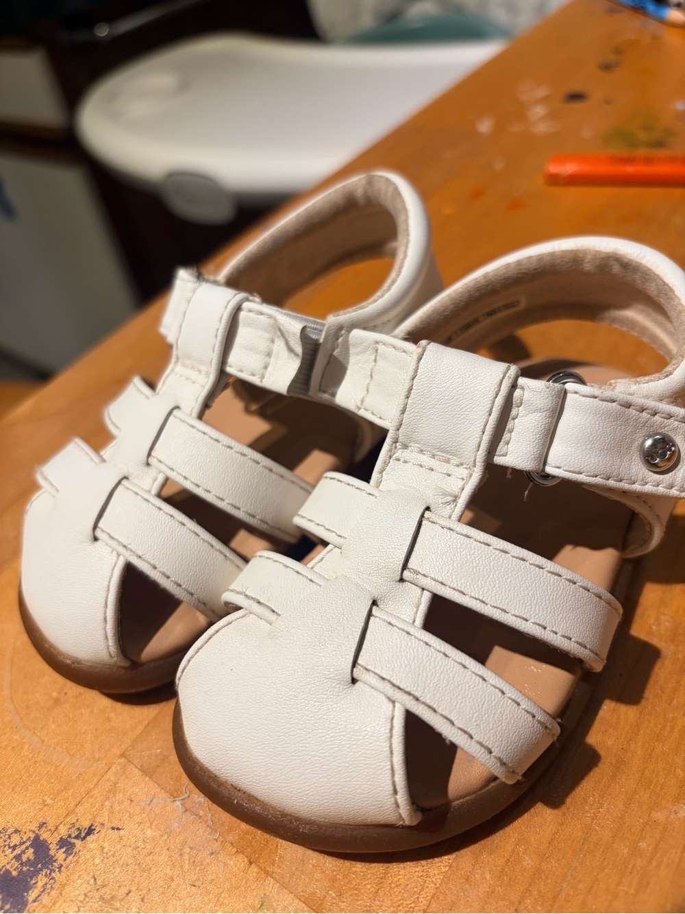 UGG baby 4/5 White/Tan Leather Fisherman Sandals